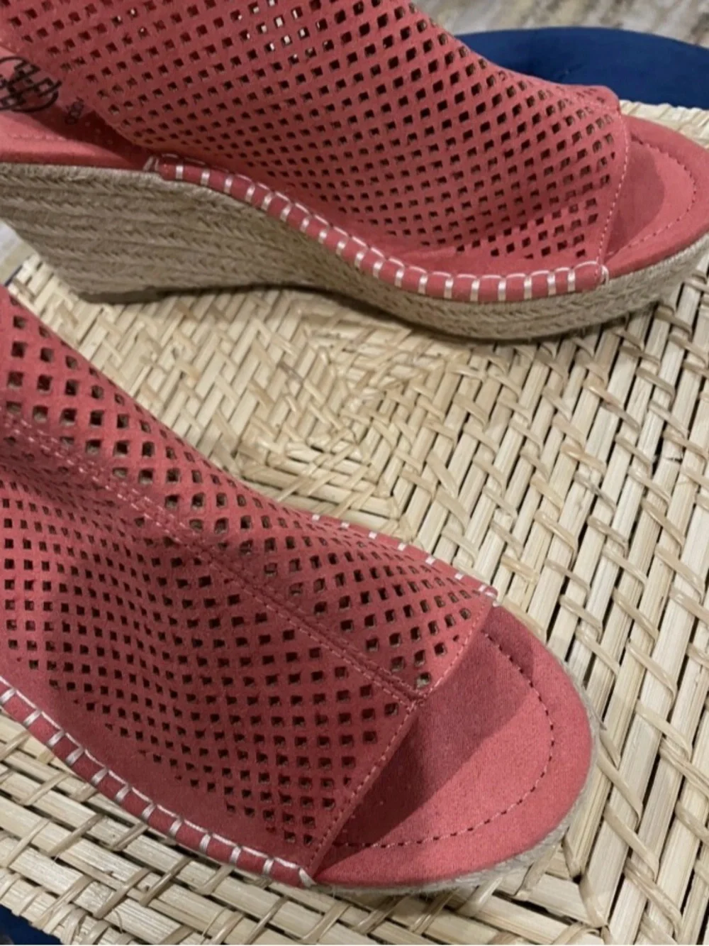 Daisy Fuentes Coral Perforatedt Slingback Espadrille Wedges